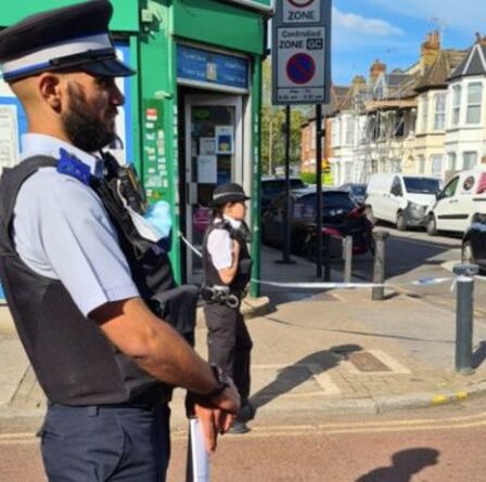Urgence à Londres: un hospitalisé alors que la police se précipite pour `` tirer '' - ordre d'éviter la zone