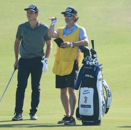 Viktor Hovland pris dans un échange hilarant avec un caddie lors du championnat PGA