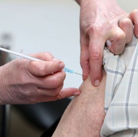 War on Covid s'est intensifié en tant que vaccin à dose unique approuvé pour une utilisation au Royaume-Uni