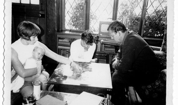 David profitant d'un puzzle avec Julie Andrews lors d'une pause dans le tournage de Mary Poppins