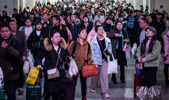 Des milliers d'habitants de Wuhan quittent la ville pour un festival de printemps