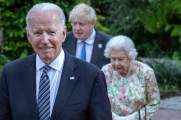 Oh Joe !  Biden rompt le protocole royal lors de sa toute première visite avec la reine