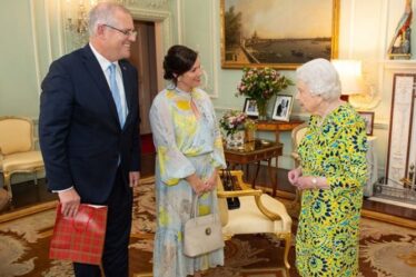 La reine recevant un cadeau de l'Australien Scott Morrison a déclenché la fureur: "Passez-moi le seau"