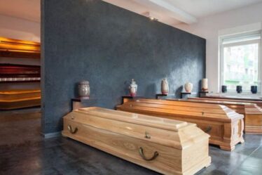 Un tiers des crématoires accueille désormais de grands cercueils - ils meurent gras et vous devrez peut-être acheter deux tombes