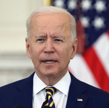 Joe Biden a enfreint le protocole royal "pour jeter un os aux médias américains" après un voyage difficile