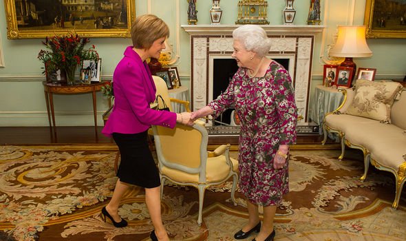 Sturgeon lors de sa première audience avec la reine en 2014