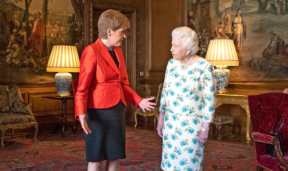 Sturgeon a déclaré qu'elle avait de bonnes relations avec le palais