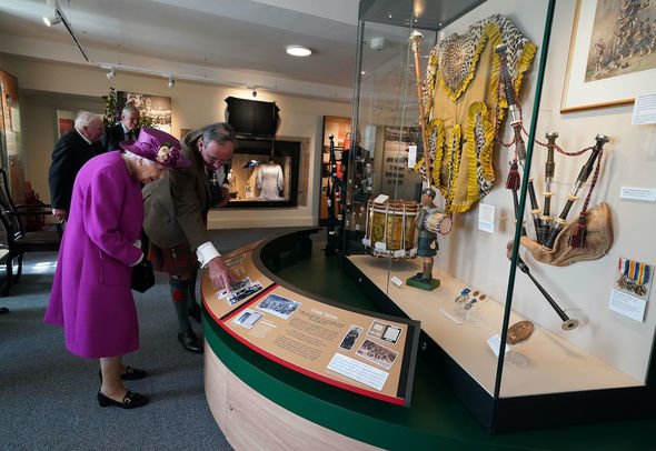 reine photos ecosse visite musée château de stirling roi george vi famille royale nouvelles