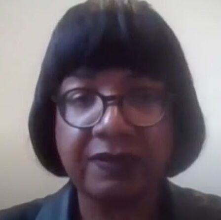 « Absolument absurde ! Diane Abbott ferme l'hôte de Sky News dans une rangée chauffée de «privilèges blancs»