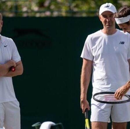 Andy Murray salue l'aide de Roger Federer après le match d'échauffement intense du duo à Wimbledon