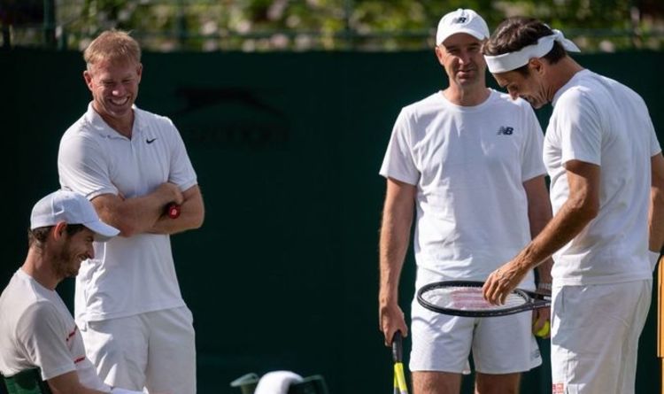Andy Murray salue l'aide de Roger Federer après le match d'échauffement intense du duo à Wimbledon