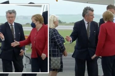 Angela Merkel a dénoncé alors que la chancelière tente de serrer la main à son arrivée à Cornwall pour le G7