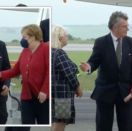 Angela Merkel a dénoncé alors que la chancelière tente de serrer la main à son arrivée à Cornwall pour le G7