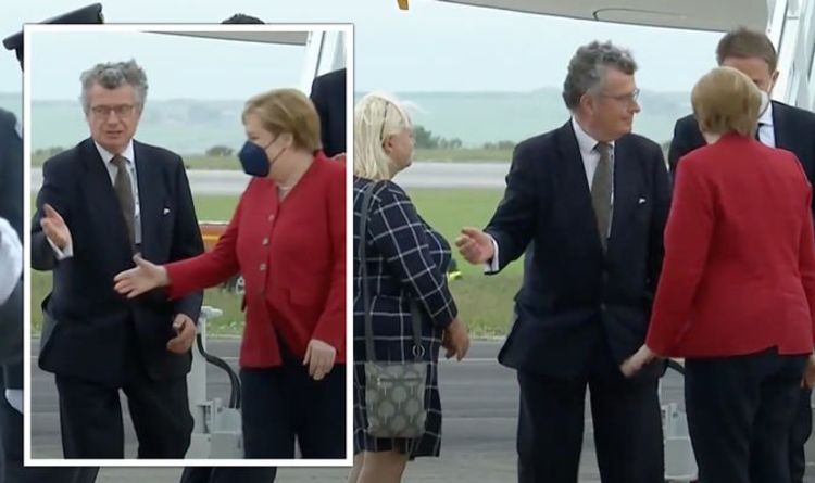Angela Merkel a dénoncé alors que la chancelière tente de serrer la main à son arrivée à Cornwall pour le G7