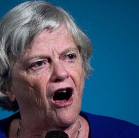 Ann Widdecombe dans une gifle cuisante d'un chahuteur de la BBC lors d'une dispute houleuse sur le financement des écoles