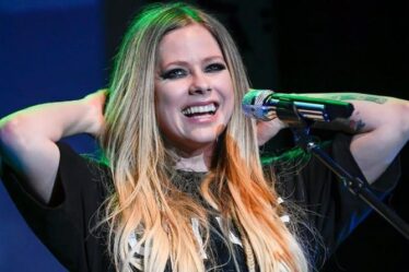 Avril Lavigne suscite la frénésie avec Tony Hawk dans la vidéo nostalgique TikTok "Elle n'a pas vieilli!"