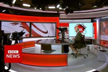 BBC Exposé!  Un présentateur de nouvelles surpris en train de porter un short et des chaussures de pont dans une gaffe hilarante