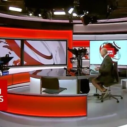 BBC Exposé!  Un présentateur de nouvelles surpris en train de porter un short et des chaussures de pont dans une gaffe hilarante