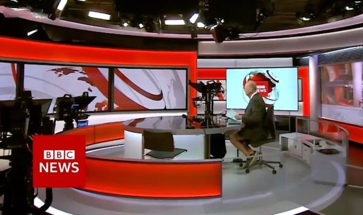 BBC Exposé!  Un présentateur de nouvelles surpris en train de porter un short et des chaussures de pont dans une gaffe hilarante