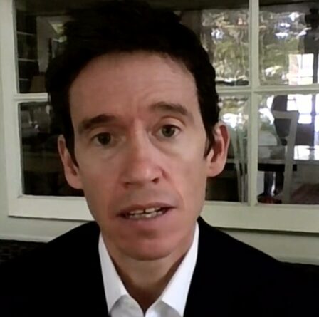 BBC Newsnight: l'ancien député conservateur Rory Stewart met en garde le déploiement mondial de Covid jab "très difficile"