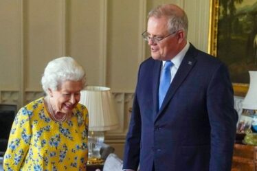 Beaming Queen offre un rare aperçu de la maison de Windsor alors qu'elle rencontre le Premier ministre australien en personne