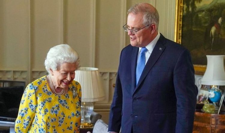 Beaming Queen offre un rare aperçu de la maison de Windsor alors qu'elle rencontre le Premier ministre australien en personne