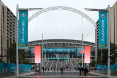Boris Johnson répond à la menace de l'UEFA de retirer la finale de l'Euro 2020 de Wembley
