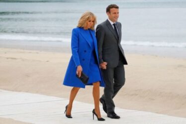 Brigitte Macron passe d'un pantalon noir à une superbe robe bleue pour la photo du sommet du G7