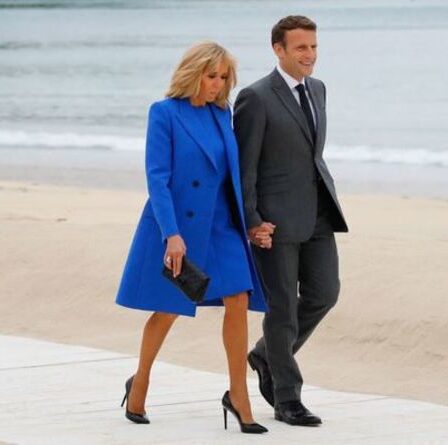 Brigitte Macron passe d'un pantalon noir à une superbe robe bleue pour la photo du sommet du G7
