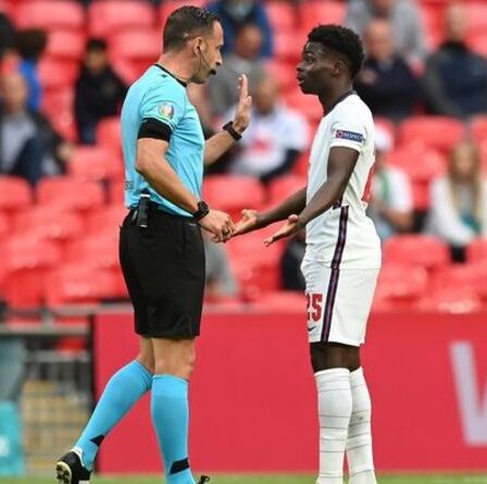 Bukayo Saka a lancé un appel en trois mots à l'arbitre après que Raheem Sterling a marqué le premier match de l'Angleterre