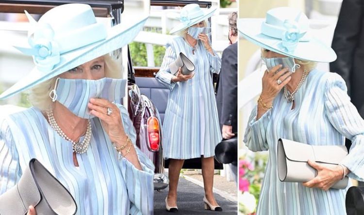 Camilla fait un faux pas avec un masque assorti alors qu'elle sort dans un nouveau manteau bleu à Royal Ascot