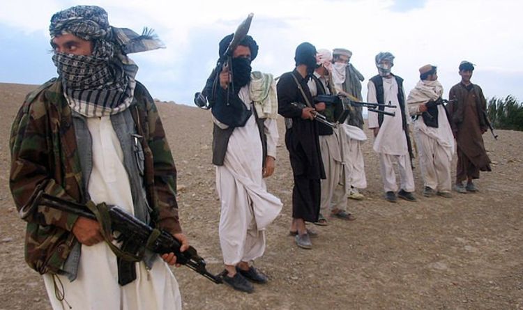 Carnage afghan alors que les talibans prennent d'assaut deux villes après que Biden a retiré ses troupes - "Panique partout"