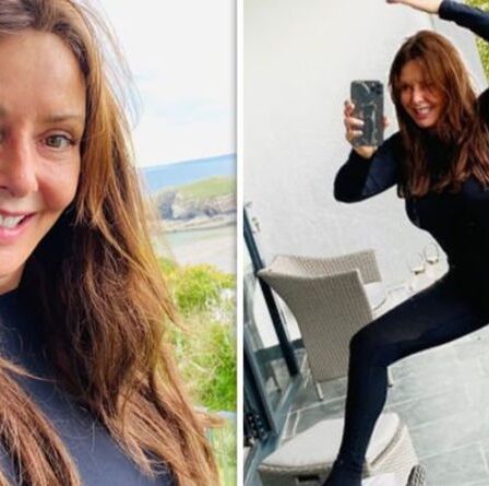 Carol Vorderman, 60 ans, épate les fans alors qu'elle affiche un arrière pêche avec un look « ninja gallois débraillé »