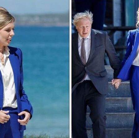 Carrie Johnson impressionne dans un costume bleu cobalt loué et un chignon désordonné sans effort