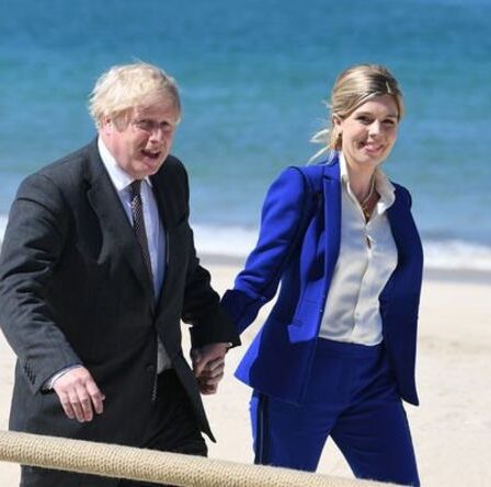 Carrie Johnson montre ses prouesses en matière de style dans un tailleur-pantalon bleu conservateur