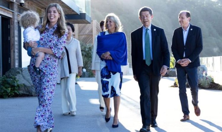 Carrie Johnson porte une longue robe à fleurs au barbecue sur la plage à Cornwall avec son fils Wilfred