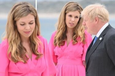 Carrie Symonds porte une robe en soie fuchsia à 1 400 £ pour la photo officielle du G7 avec Boris