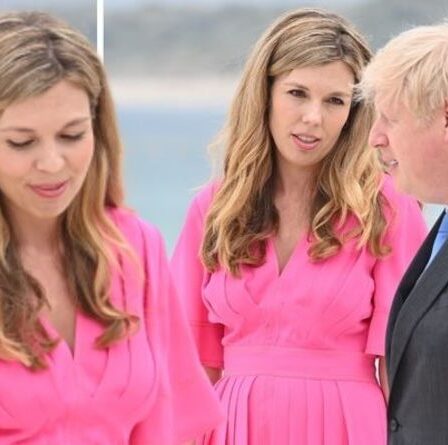 Carrie Symonds porte une robe en soie fuchsia à 1 400 £ pour la photo officielle du G7 avec Boris