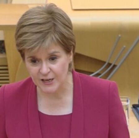 "C'est une affaire paralysante" Ross fustige Nicola Sturgeon pour les restrictions "nuisibles" de Covid