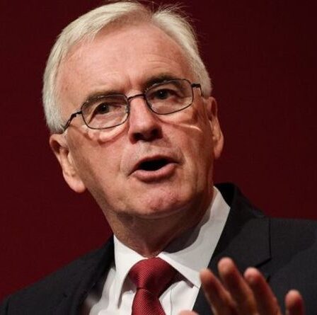 « C'était raciste ! » John McDonnell fait honte aux fans anglais pour avoir hué les joueurs en prenant le genou