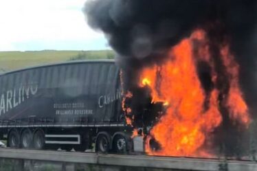 Chaos de voyage M62 alors que le camion de bière Carling prend feu sur une autoroute très fréquentée