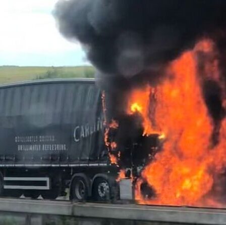 Chaos de voyage M62 alors que le camion de bière Carling prend feu sur une autoroute très fréquentée