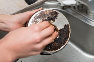 Cinq façons de nettoyer les casseroles de la cuisine - du bicarbonate de soude au Coca-Cola