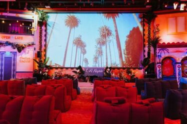 Critique de Backyard Cinema: Amusement déchirant alors que l'esprit des vacances s'invite au cinéma