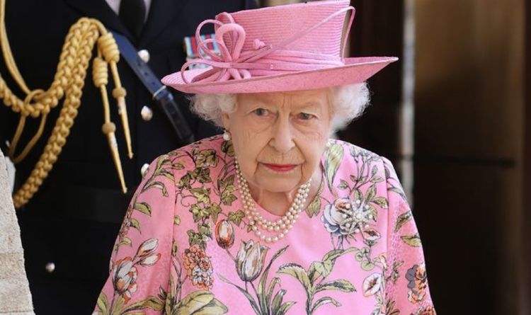Déchirement de la reine: un expert royal note une "perte de poids" inquiétante dans de nouvelles photos "Prend un péage"