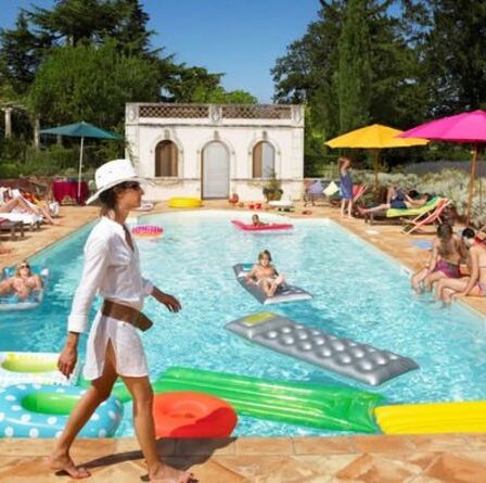 Des clients de l'hôtel sont expulsés après avoir appelé la sécurité sur "deux femmes s'embrassant dans la piscine"