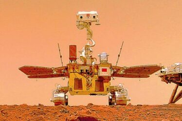 Des robots spatiaux chinois portant de petits drapeaux nationaux parcourent la surface de Mars