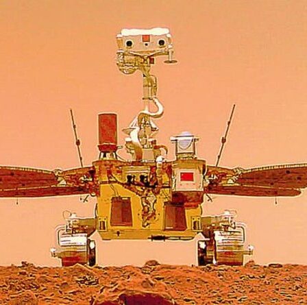 Des robots spatiaux chinois portant de petits drapeaux nationaux parcourent la surface de Mars