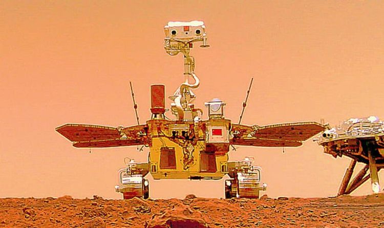 Des robots spatiaux chinois portant de petits drapeaux nationaux parcourent la surface de Mars