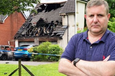 Des voyous à la bombe incendiaire incendient les voitures et la maison du conseiller écossais conservateur lors d'une troisième attaque